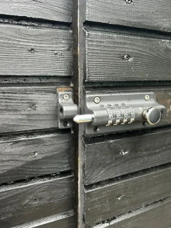 Låsebeslag^The Lock Skåtelås med kodelås 120 x 48 mm Svart