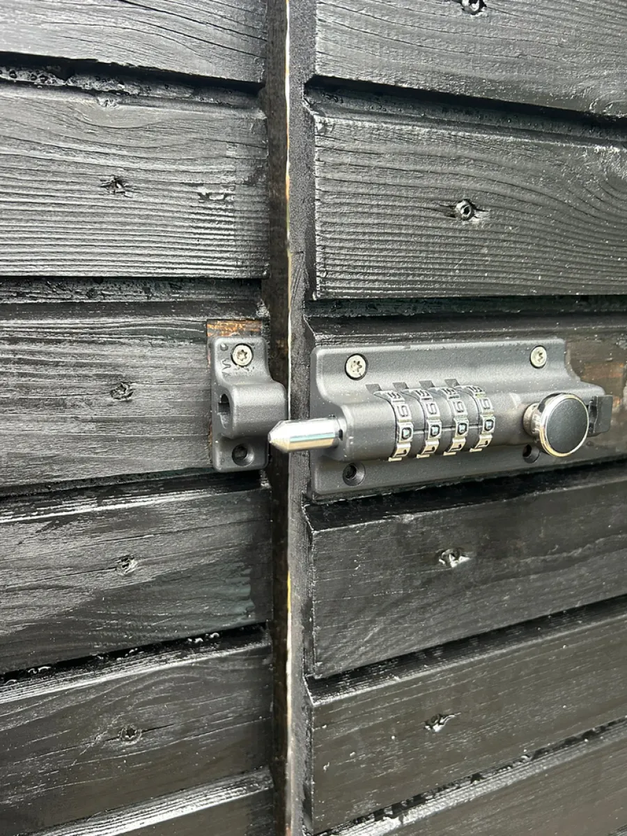 Låsebeslag^The Lock Skåtelås med kodelås 120 x 48 mm Svart
