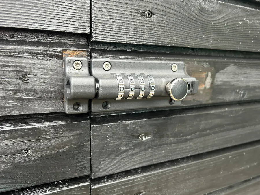Låsebeslag^The Lock Skåtelås med kodelås 120 x 48 mm Svart